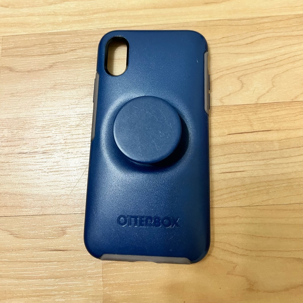 iPhone X/XS otterbox case with built in pop socket